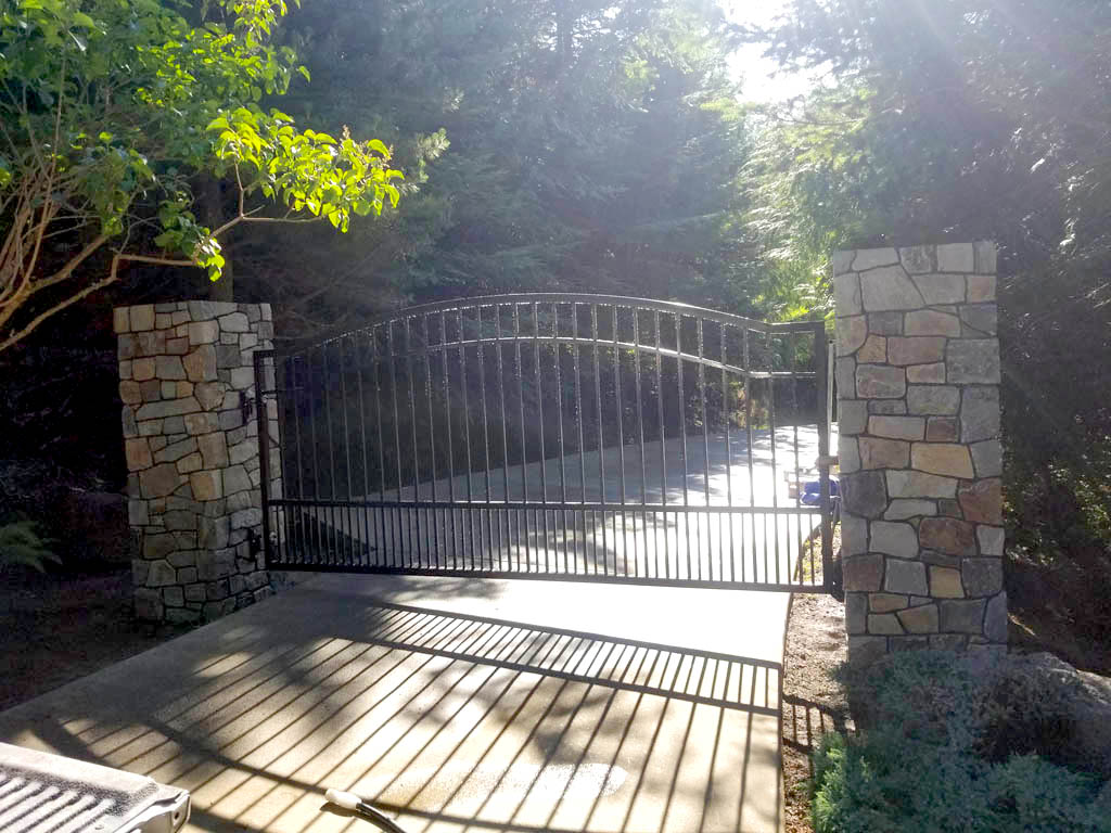 Drive--entry-gate---columns